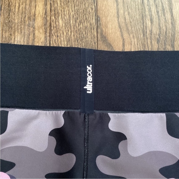 Ultracor Flower Camo leggings with built in compression Women’s size large - Picture 6 of 6